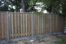 Hout beton schutting 15 planks complete set in tuin