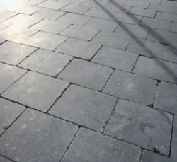 Natural hardstone Bluestone tiles tumbled 40x40x3cm