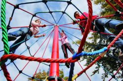 Piramide de cuerdas 250cm para parques infantiles.