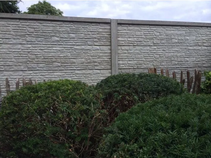 beton schutting met steenmotief